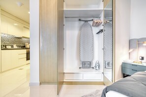 1 bedroom, in-room safe, iron/ironing board, internet - Luxury Skyline Studio | Pool and Stunning Views (Dubai)