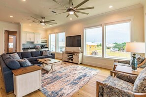 獨棟房屋, 多張床, 可使用泳池, 海灘景觀 (Beachview Villa) | 起居區 | 65-吋平面電視，提供數位頻道