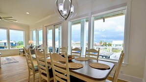 Hus, flere senger, adgang til basseng, strandutsikt (Beachview Villa) | Spiseområde