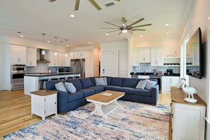 獨棟房屋, 多張床, 可使用泳池, 海灘景觀 (Beachview Villa) | 起居區 | 65-吋平面電視，提供數位頻道