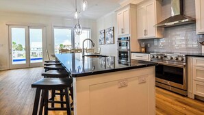 Hus, flere senger, adgang til basseng, strandutsikt (Beachview Villa) | Eget kjøkken | Kaffetrakter/tekoker, kjøleskap, mikrobølgeovn og ovn