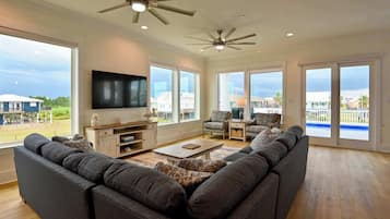 Rumah, Beberapa Tempat Tidur, akses ke kolam renang, pemandangan pantai (Beachview Villa) | Area keluarga | Televisi layar datar 65-inci dengan saluran TV digital