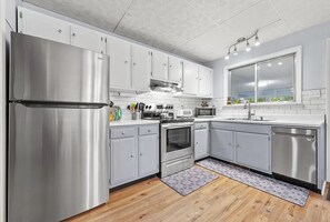 Kjøleskap, mikrobølgeovn, ovn og kokeplater