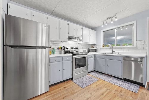 Charming 3-bedroom house with AC, WiFi, 🏓Ping-Pong, Foosball,🔥Firepit,🍔 Grill