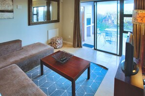 コンフォート アパートメント ガーデンビュー | リビング エリア | 薄型テレビ