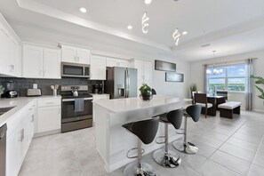 Een koelkast, een magnetron, een oven, een kookplaat