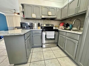 Refrigerador, microondas, horno y cafetera y tetera 