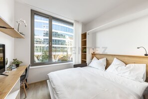 Skrivebord, wi-fi og sengetøy