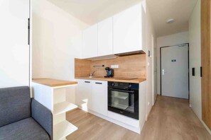 Geladeira, talheres/pratos/utensílios de cozinha