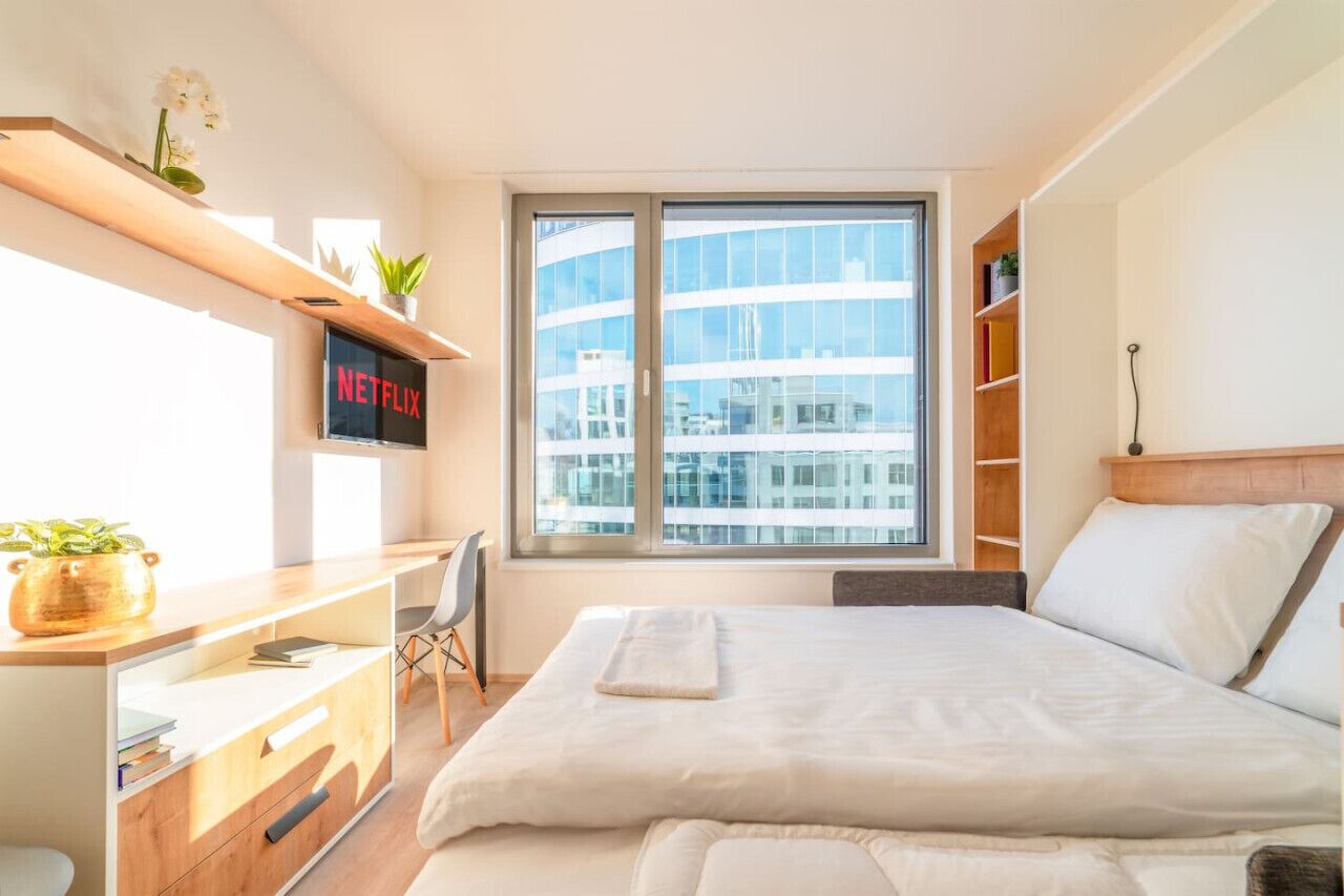 Escritorio, wifi, ropa de cama