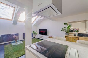 Coffee/tea maker, cookware/dishes/utensils