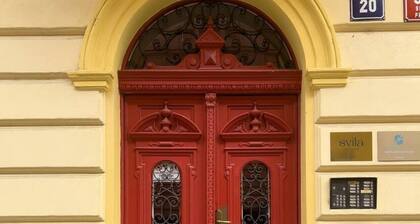 Deluxe Riverside Duplex in the Heart of the City