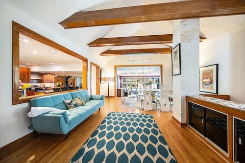 3-bedroom house with AC and WiFi within walking distance of The Big House!