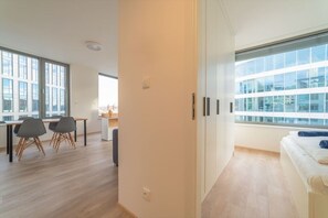 Desk, WiFi, bed sheets - MyMozart City Center Residence: Sapphire Sky Suite (Prague)