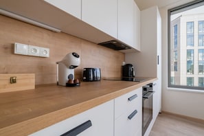 Fridge, microwave, oven, stovetop - MyMozart City Center Residence: Sapphire Sky Suite (Prague)