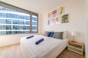 Desk, WiFi, bed sheets - MyMozart City Center Residence: Sapphire Sky Suite (Prague)