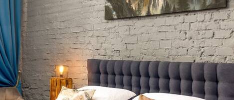 Desk, iron/ironing board, WiFi, bed sheets