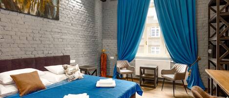 Bureau, fer et planche à repasser, Wi-Fi, draps fournis