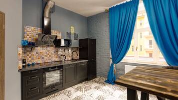 Jääkaappi, mikroaaltouuni, uuni, astianpesukone