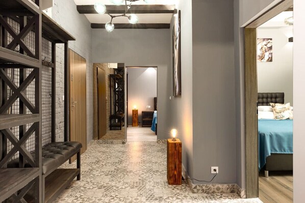 Desk, iron/ironing board, WiFi, bed sheets