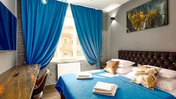 Tabla de planchar con plancha, wifi, ropa de cama