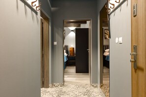 Een strijkplank/strijkijzer, wifi, beddengoed