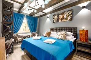 Tabla de planchar con plancha, wifi y ropa de cama