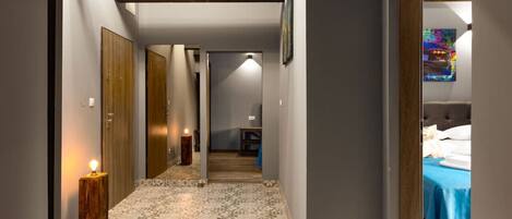 Desk, iron/ironing board, WiFi, bed sheets