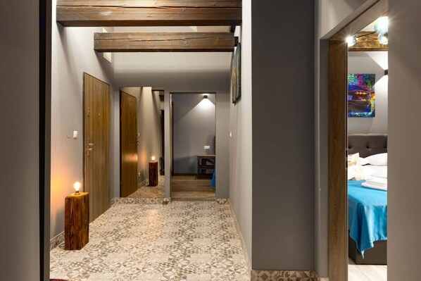 Desk, iron/ironing board, WiFi, bed sheets