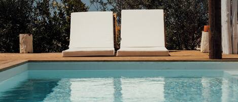 Ulkouima-allas, aurinkotuoleja