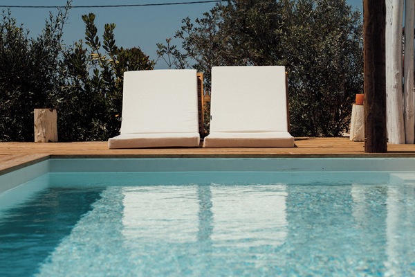 Kolam renang outdoor, dengan kursi berjemur