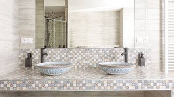 Sèche-cheveux, shampoing