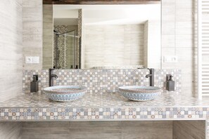 Hair dryer, shampoo - Karlovy Charme Inn: Deluxe 1BR Apt No.634 (Karlovy Vary)