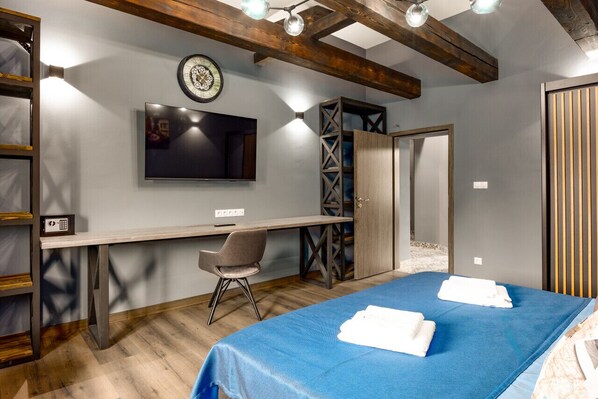 Iron/ironing board, WiFi, bed sheets - Karlovy Charme Inn: Deluxe 1BR Apt No.634 (Karlovy Vary)