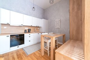 Kylskåp, mikrovågsugn, ugn och spishäll