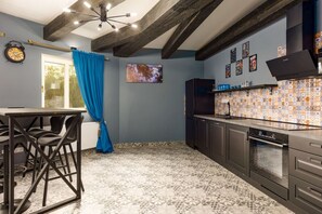 ثلاجة، ميكروويف، فرن، غسالة أطباق