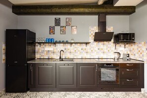 Kjøleskap, mikrobølgeovn, ovn og oppvaskmaskin