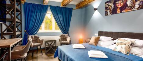 Desk, iron/ironing board, WiFi, bed sheets