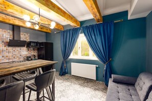 TV - Karlovy Charme Inn: Deluxe 1BR Apt No.638 with View (Karlovy Vary)