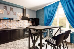 Kjøleskap, ovn, oppvaskmaskin og kaffetrakter/tekoker