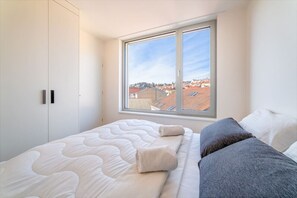 Desk, WiFi, bed sheets - MyMozart City Center Residence: Misty Suite (Prague)