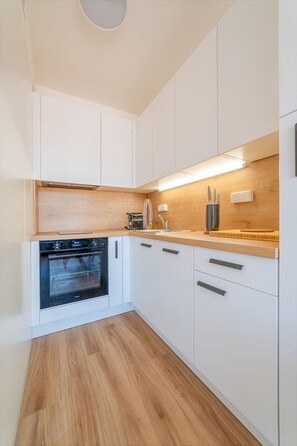 Kühlschrank, Mikrowelle, Ofen, Geschirrspüler