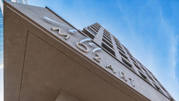 Un bâtiment à l’architecture moderne, caractérisé par une enseigne bien visible avec les lettres « MSI » et un motif géométrique.