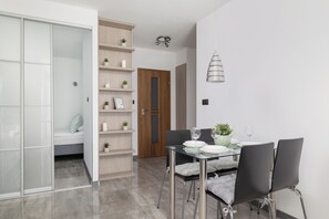 Apartamento, 1 habitación, balcón | Cocina básica privada | Microondas y mesa de comedor