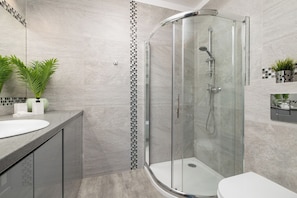 Apartamento, 1 habitación, balcón | Baño | Ducha, toallas, jabón y champú