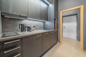 Kjøleskap, mikrobølgeovn, ovn og kokeplater