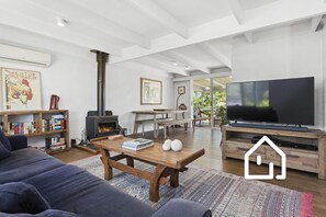 Smart TV, fireplace, DVD player, books - Blairgowrie Back Beach Holiday Escape (Blairgowrie)