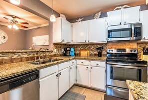 Apartment, Multiple Beds, Balcony (Sunny Memories) | Private kitchen | Fridge, microwave, oven, stovetop - Sunny Memories Resort 3 BR (Gulf Shores)