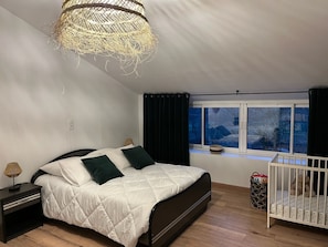 3 bedrooms, iron/ironing board, WiFi, bed sheets