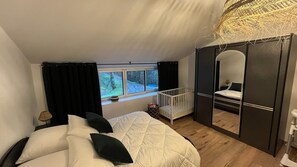 3 bedrooms, iron/ironing board, WiFi, bed sheets